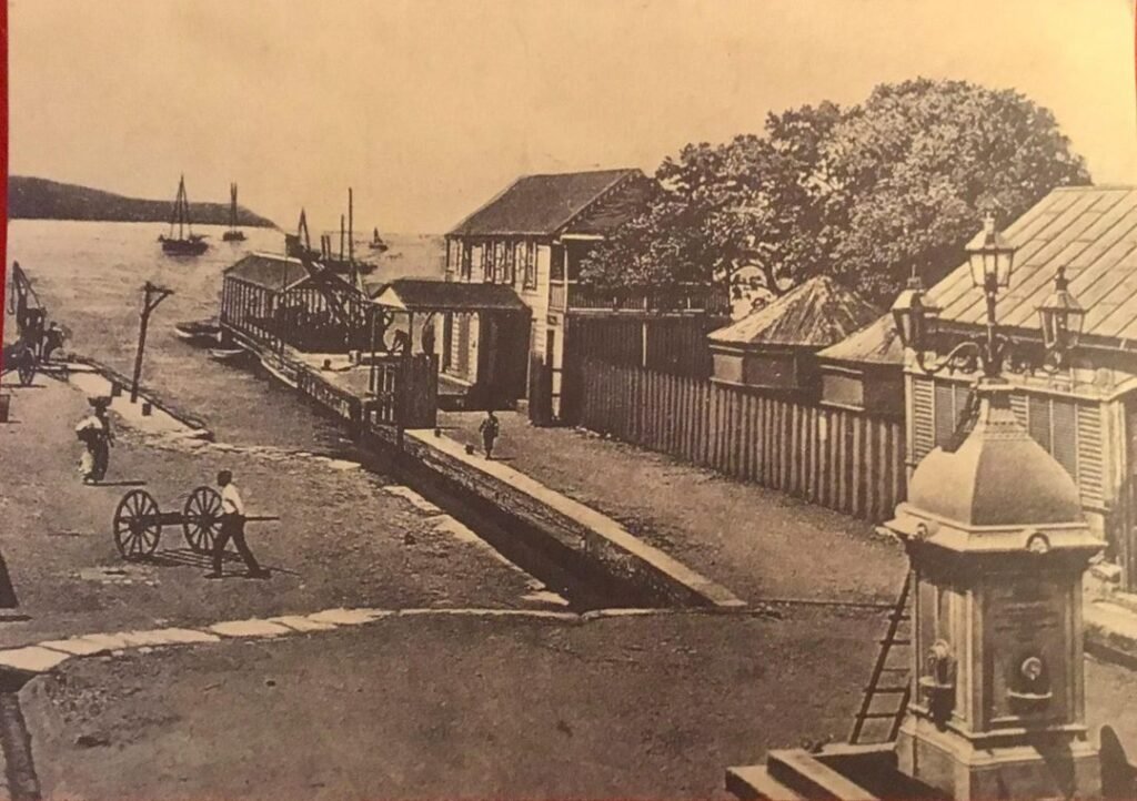 The photo below, from the early 1900s, shows the memorial with Custom’s House in the background.